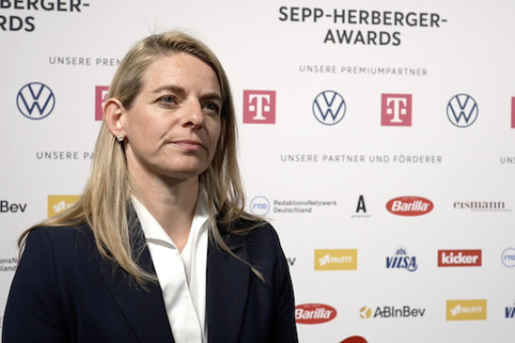 Im Interview spricht DFB-Sportdirektorin Frauenfußball Nia Künzer u.a. über die Verleihung der Sepp-Herberger-Awards, die Bedeutung des Ehrenamts sowie das Karriereende von Almuth Schult.