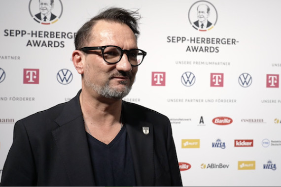 Im Interview spricht Markus Krapf, Präsident des FC Augsburg, über die Auszeichnung in der Kategorie "Schule und Verein".