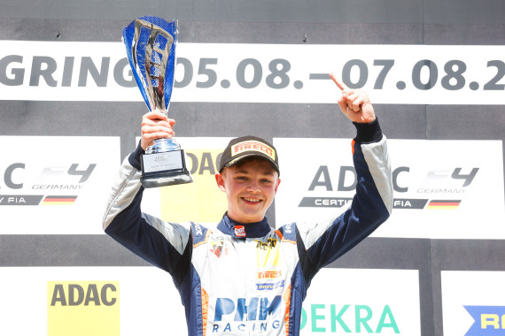 Taylor Barnard (18/GBR/PHM Racing) jubelte über seinen ersten Sieg in der ADAC Formel 4