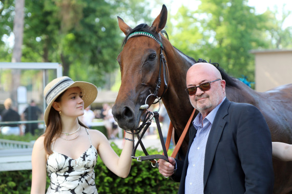 Die Stute Möwe mit Schauspieler Florian Martens und Tochter Milla 2022 in Berlin-Hoppegarten