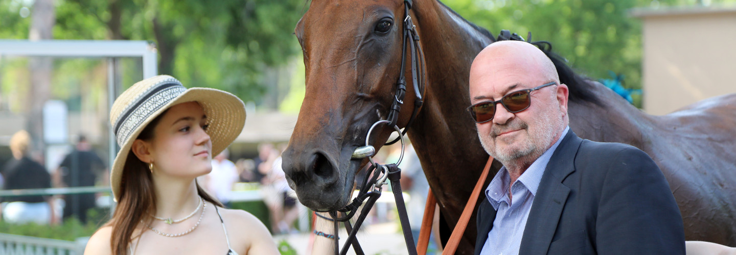 Die Stute Möwe mit Schauspieler Florian Martens und Tochter Milla 2022 in Berlin-Hoppegarten