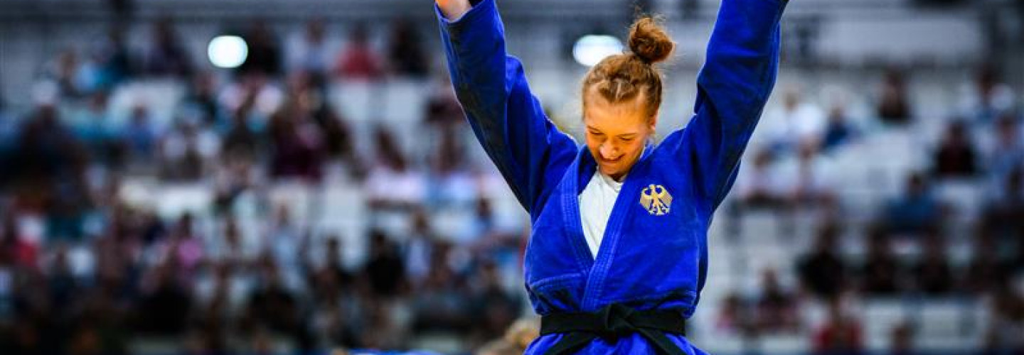 Samira Bock (IU Internationale HS) gewinnt im Judo in der Klasse bis 70 kg die Silbermedaille