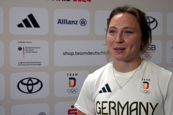 Im Interview spricht Nike Lorenz, Kapitänin der deutschen Hockey-Nationalmannschaft, über die Einkleidung sowie die Stimmung im Team auf dem Weg nach Paris.