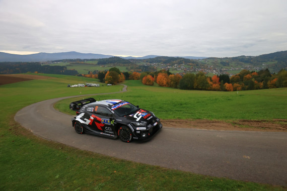Sébastien Ogier (Toyota GR Yaris Rally1) bleibt auch nach der Freitagsetappe der Central European Rally in Führung