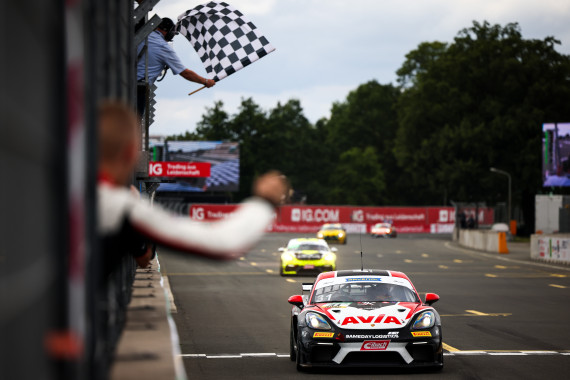 Der siegreiche Porsche von AVIA W&S Motorsport