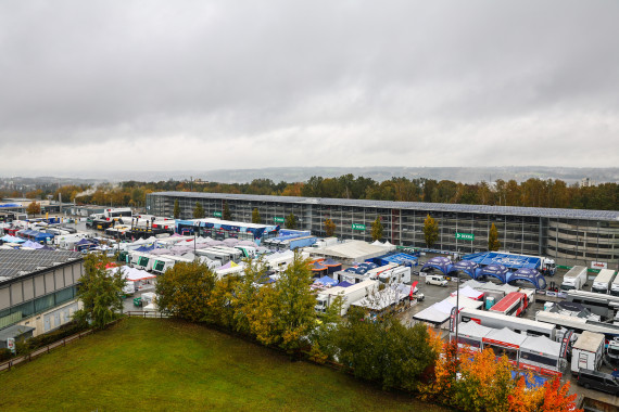Dreh- und Angelpunkt: Der Servicepark an der Dreiländerhalle in Passau ist jeden Tag Start- und Zielort der CER. Hier gibt es vor allem am Abend viele tolle Angebote. Der Eintritt ist frei