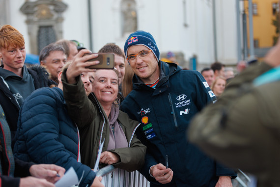 Stars hautnah: Bei Autogrammstunden, Stadtdurchfahren, den Regroupings und vielen anderen Gelegenheiten kann man die Rallye-Top-Elite hautnah erleben