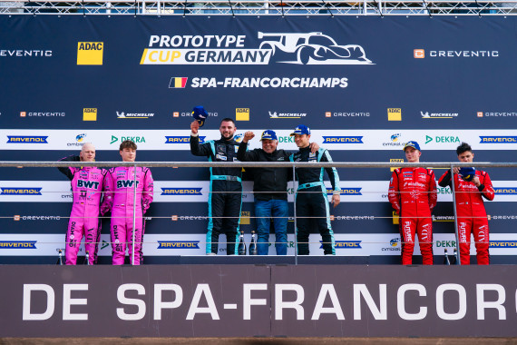 Siegerehrung nach Rennen eins von Spa-Francorchamps (v.l.n.r.): Mattis Pluschkell (Zweiter), Maksymilian Angelard (Zweiter), Pavel Lefterov (Sieger), Franz Konrad (Teamchef Siegerteam), Danny Soufi (Sieger), Mattias Bjerre Jakobsen (Dritter), Riccardo Leone Cirelli (Dritter)