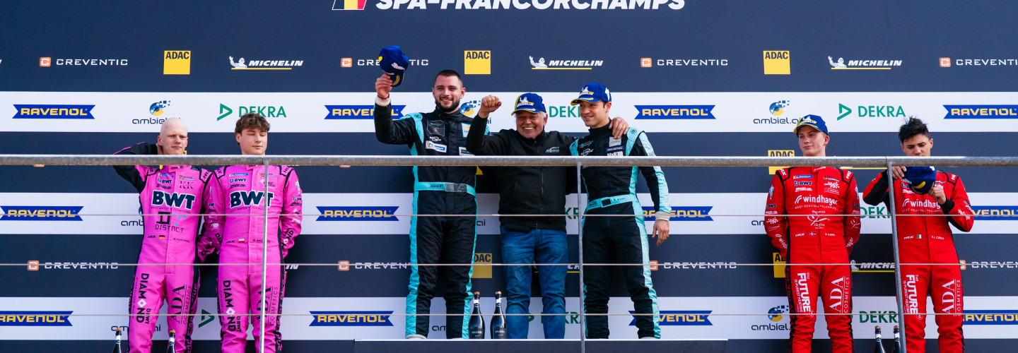 Siegerehrung nach Rennen eins von Spa-Francorchamps (v.l.n.r.): Mattis Pluschkell (Zweiter), Maksymilian Angelard (Zweiter), Pavel Lefterov (Sieger), Franz Konrad (Teamchef Siegerteam), Danny Soufi (Sieger), Mattias Bjerre Jakobsen (Dritter), Riccardo Leone Cirelli (Dritter)