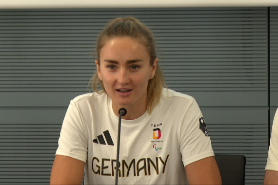 In der Pressekonferenz spricht Para-Schwimmerin und mehrfache Medaillengewinnerin Elena Semechin über die Paralympischen Spiele 2024 in Paris.
