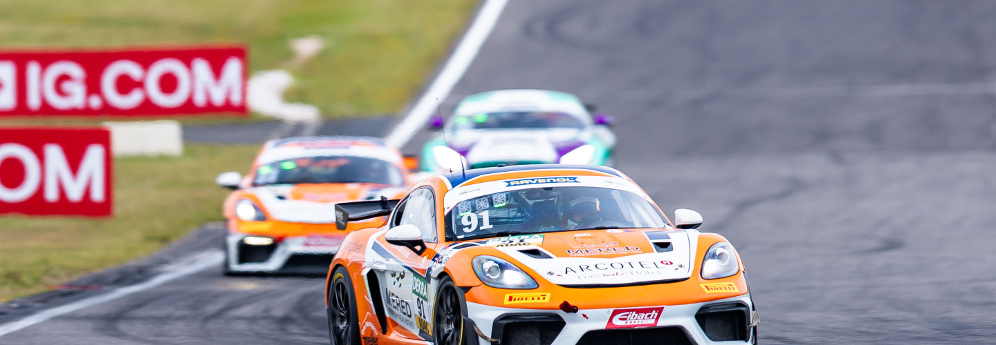 Markant in Orange und Weiß- Die beiden Porsche von Wimmer Werk Motorsport