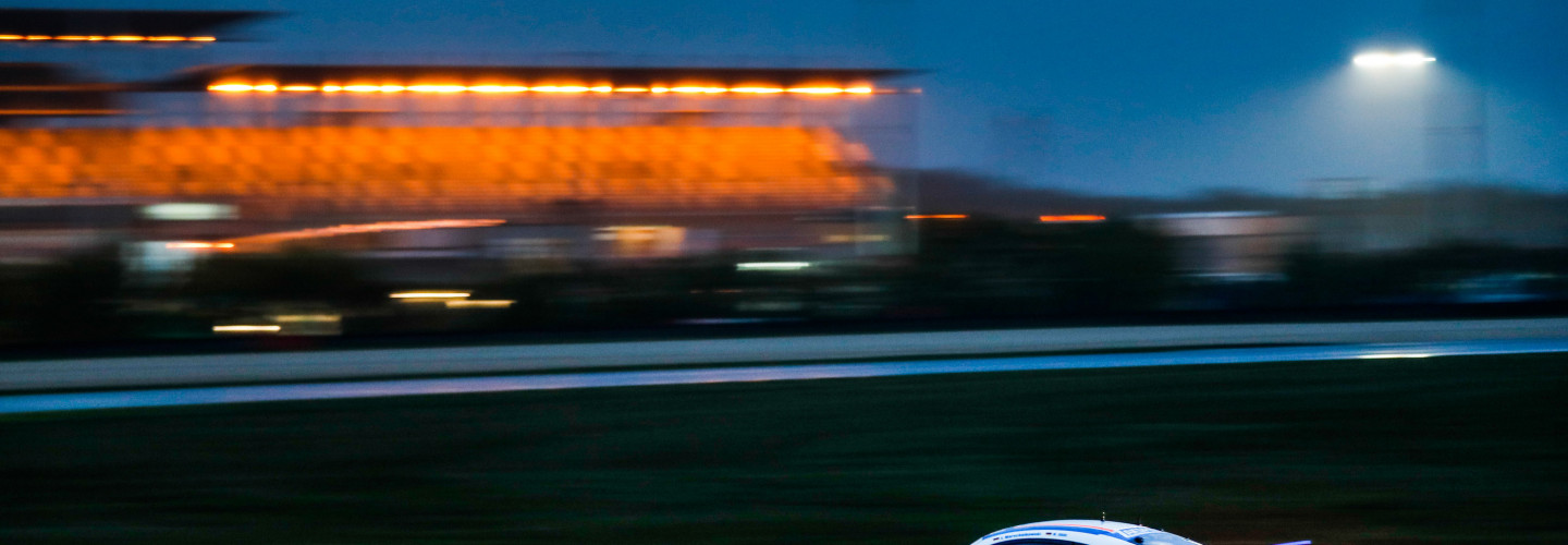 Bei Dunkelheit: Der Mercedes-AMG GT4 vom Team Zakspeed auf dem Lausitzring