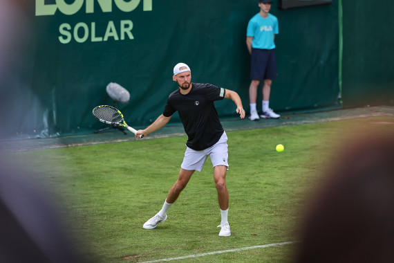 Oscar Otte setzte sich in der ersten Runde der Qualifikation gegen den Tschechen Jakub Mensik durch.