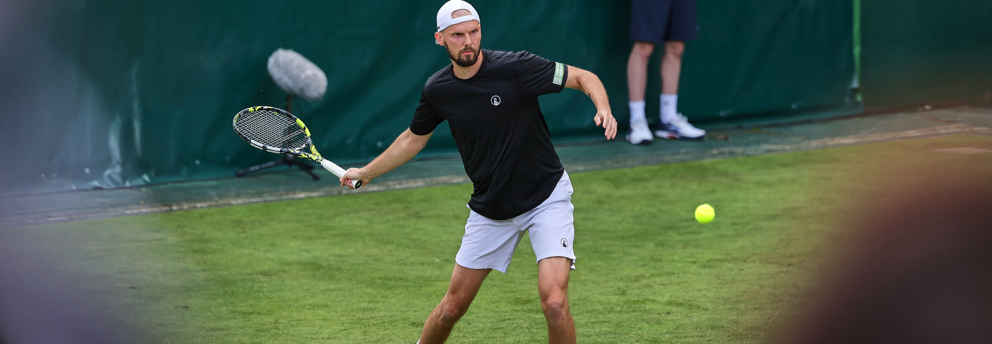 Oscar Otte setzte sich in der ersten Runde der Qualifikation gegen den Tschechen Jakub Mensik durch.