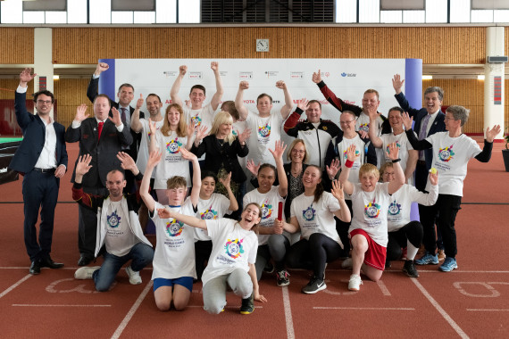Zusammen unschlagbar: Special Olympics Athlet*innen aus Berlin und Brandenburg, die "Gesichter der Spiele" Robert Herberg (untere Reihe, 1. v. links) und Lilly Binder (untere Reihe, 3. v. rechts). Außerdem im Bild: Sven Albrecht (1. v. links), CEO Special Olympics World Games Berlin 2023 und SOD, Ian Harper (2. v. links), Global Messenger, Iris Spranger (Mitte), Sportsenatorin, stehend neben Christiane Krajewski (kniend), SOD-Präsidentin, und Timothy Shriver (hinten rechts), Vorsitzender Special Olympics International.