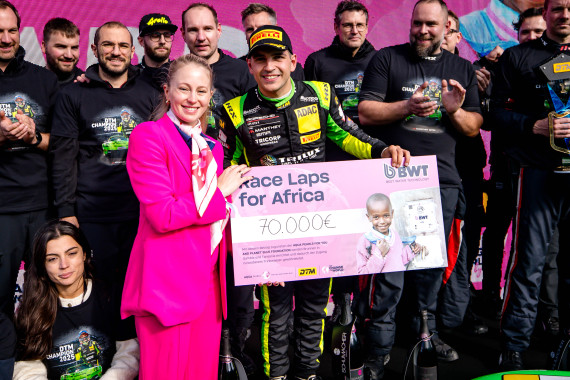 Anna Grubeck (Leitung Sponsoring bei BWT) und Ayhancan Güven freuten sich über 70.000 Euro beim BWT Race Lap Award