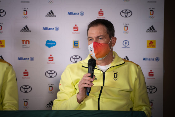 Nach dem sensationellen Erfolg von Vinzenz Geiger hat Hermann Weinbuch, Bundestrainer der Nordischen Kombinierer, u.a. über den Wettkampf gesprochen.