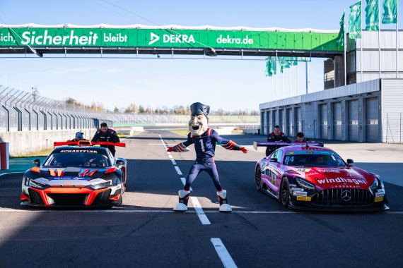 Wer sein Rennauto liebt, der schiebt! Pat Patriot feuert an