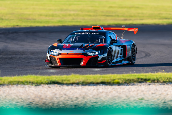 Im 640 PS starken Schaeffler-Innovationstaxi ging es über den Dekra Lausitzring