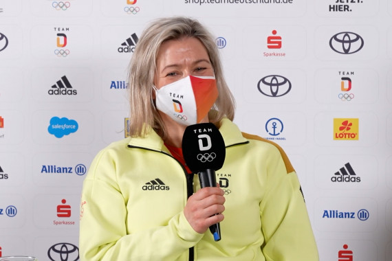 Die fünfmalige Eisschnelllauf-Olympiasiegerin Claudia Pechstein und Bob-Dominator Francesco Friedrich tragen bei der Eröffnungsfeier der Olympischen Winterspiele in Peking die deutsche Fahne. Auf der Pressekonferenz spricht Deutschlands erfolgreichste Winter-Olympionikin über ihre Vorfreude auf die Eröffnungsfeier.
