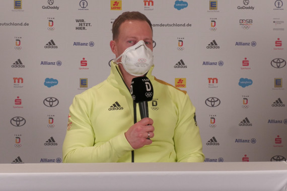 Die fünfmalige Eisschnelllauf-Olympiasiegerin Claudia Pechstein und Bob-Dominator Francesco Friedrich tragen bei der Eröffnungsfeier der Olympischen Winterspiele in Peking die deutsche Fahne. Auf der Pressekonferenz spricht der Bobpilot u. a. über seine Vorfreude auf die Eröffnungsfeier.