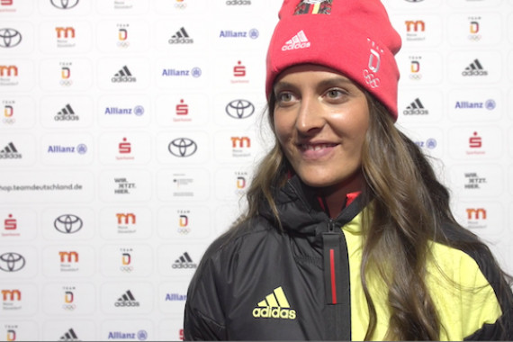 93 Tage vor der Eröffnungsfeier in Peking haben DOSB und DBS ihre Outfits für die Olympischen und Paralympischen Spiele in China vorgestellt. Im Interview spricht Ski-Freestylerin Sabrina Cakmakli u.a. über ihre Ziele und die Bekleidung des Team Deutschland.