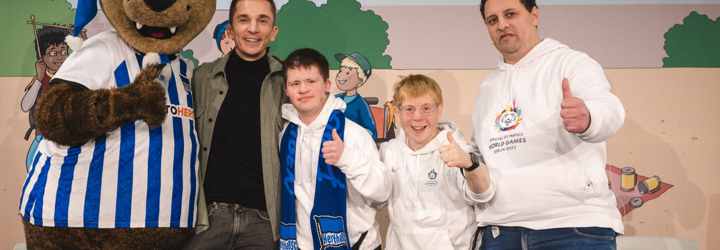 Das Team von Special Olympics bei der inklusiven Lesung von Hertha BSC (v.l.n.r.): Herthinho, Eric Mayer, Arthur Hackenthal, Daniela Huhn, Reynaldo Montoya