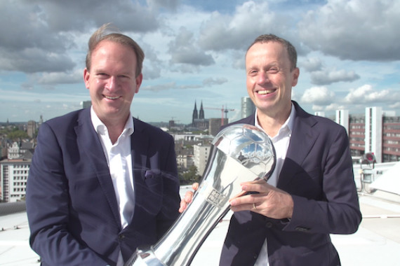 Frank Bohmann (HBL, r.), Stefan Löcher (Lanxess Arena)