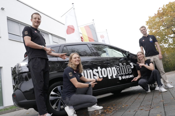 Eindrücke von der Fahrzeugübergabe mit den vier Athleten des "Team Suzuki"