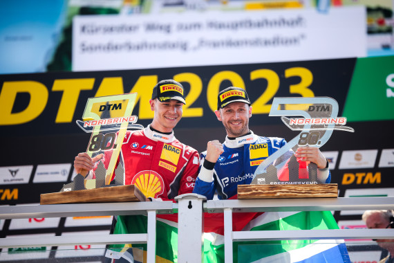 René Rast (rechts) machte mit Platz zwei den Doppelerfolg für Schubert Motorsport perfekt