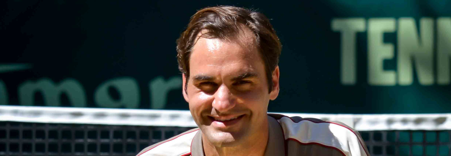 Rekordchampion Roger Federer – hier mit dem Siegerpokal nach seinem zehnten Titelgewinn – wird am ihm gewidmeten „Roger-Federer-Tag“ am Mittwoch, 21. Juni 2023, erstmals nach seinem Karriereende zu den TERRA WORTMANN OPEN nach HalleWestfalen zurückkehren.