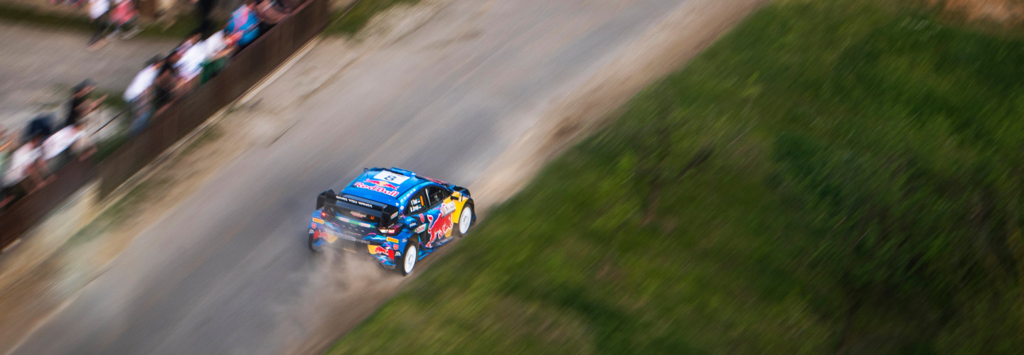 Die WRC wird mit zahlreichen Kameras aus allen Perspektiven eingefangen – auch aus der Luft