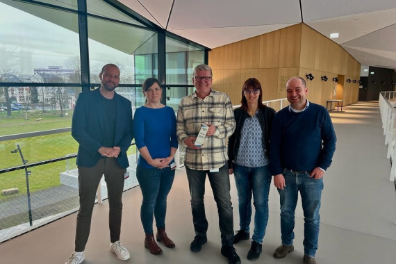 Das Gewinner-Projekt „Miteinander“ bei der Preisübergabe – von links nach rechts: Moritz Rebhan (die Bayerische), Dr. Thaya Vester (Universität Tübingen), Ralf Klohr, Prof. Dr. Silke Sinning (DFB Vizepräsidentin, Universität Koblenz-Landau), Joachim Lammert (FanQ).