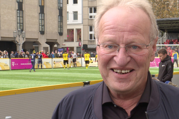 Am letzten Spieltag der Blindenfußball-Bundesliga sind acht Teams auf dem Münsterplatz in Bonn zu Gast. Im Topduell um die Deutsche Meisterschaft spielen der MTV Stuttgart und der FC St. Pauli um den begehrten Titel. Interview mit dem Vorsitzenden der DFB-Stiftung Sepp Herberger, Dirk Janotta.