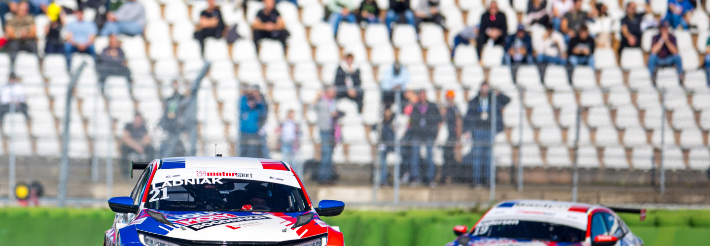 Szymon Ladniak sichert sich bei seinem zweiten Saisonsieg die Junior-Meisterschaft