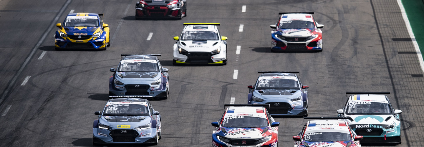 Die Boliden der TCR Germany fahren in die erste Kurve auf dem DEKRA Lausitzring