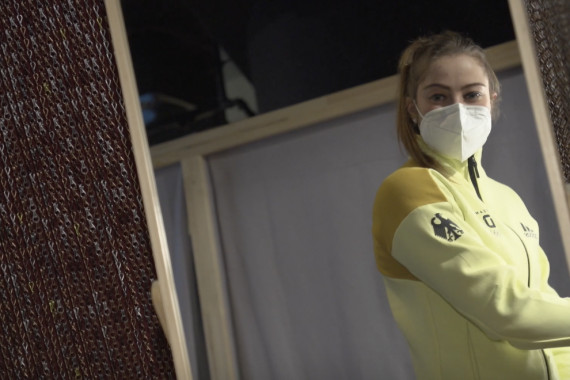 Schnittbilder von der Einkleidung der Skiscrosser