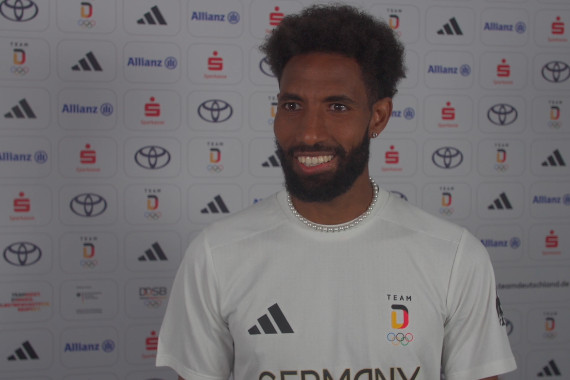 Im Interview spricht Marathonläufer Amanal Petros über seine Vorbereitung auf Olympia und über die Bedeutung seines ersten Pokals.