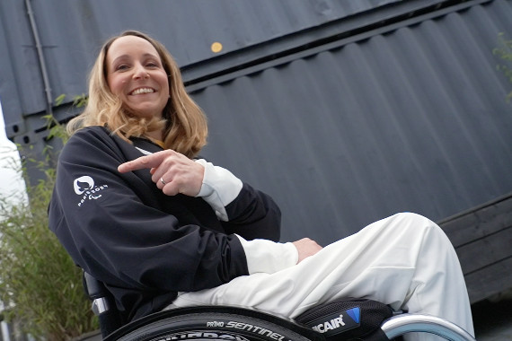 Rund vier Monate vor Beginn der Paralympics präsentiert sich Paracyclerin Annika Zeyen-Giles in ihrem Outfit für Paris.