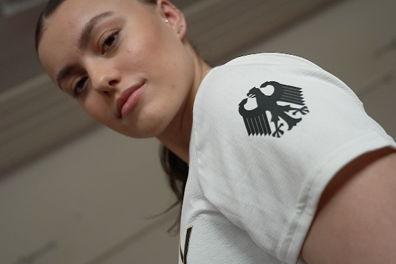 Rund vier Monate vor Beginn der Olympischen Spiele präsentiert sich Turnerin Emma Malewski in ihrem Outfit für Paris.