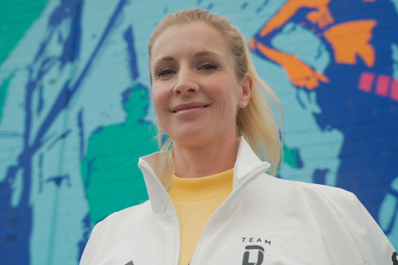 Rund vier Monate vor Beginn der Olympischen Spiele präsentiert sich Dressurreiterin Jessica von Bredow-Werndl in ihrem Outfit für Paris.