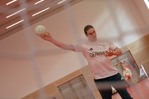 Rund vier Monate vor Beginn der Olympischen Spiele präsentiert sich Handballer Juri Knorr in seinem Outfit für Paris.