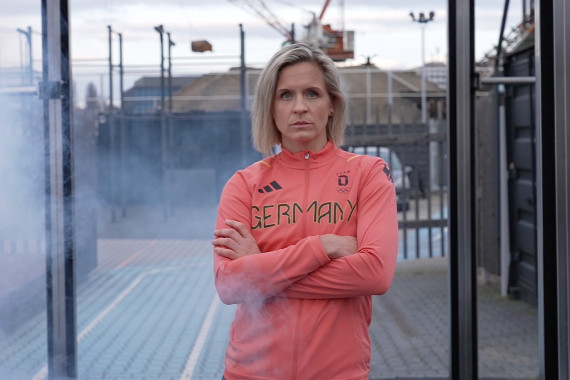 Rund vier Monate vor Beginn der Olympischen Spiele präsentiert sich Beachvolleyballerin Laura Ludwig in ihrem Outfit für Paris.