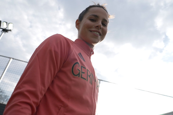 Rund vier Monate vor Beginn der Olympischen Spiele präsentiert sich Fußballerin Lena Oberdorf in ihrem Outfit für Paris.