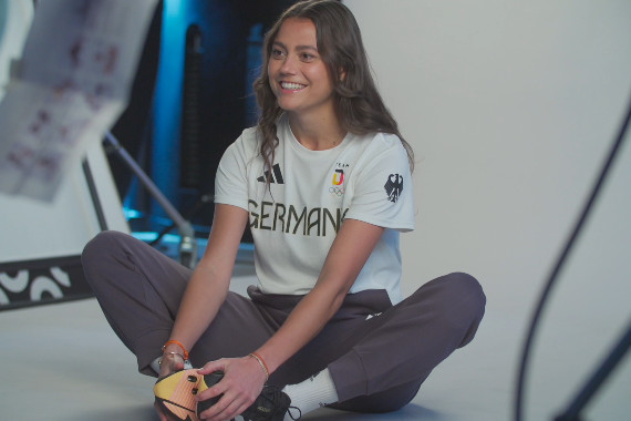 Rund vier Monate vor Beginn der Olympischen Spiele präsentiert sich Hockeyspielerin Selina Oruz in ihrem Outfit für Paris.