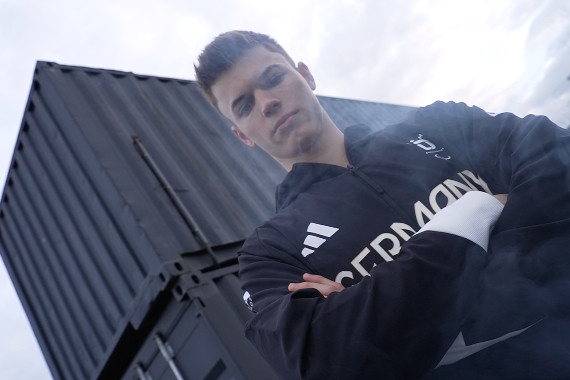 Rund vier Monate vor Beginn der Paralympics präsentiert sich Para-Schwimmer Talisa Engel in seinem Outfit für Paris.