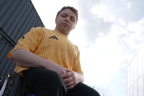 Rund vier Monate vor Beginn der Olympischen Spiele präsentiert sich Tischtennisspieler Valentin Baus in seinem Outfit für Paris.