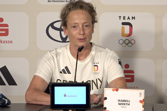 Im Rahmen der Pressekonferenz spricht die Rekord-Olympiasiegerin Isabell Werth u.a. darüber, wie besonders es ist, dass sie nach nichtmal einem Jahr gemeinsamen Trainings mit ihrem Pferd Wendy bei den Olympischen Spielen aufläuft.