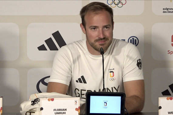 Im Rahmen der Pressekonferenz spricht der Silbermedaillengewinner Florian Unruh u.a. über den Fokus, den er während des Wettkampfes behält sowie die besondere Stimmung durch das große Publikum.