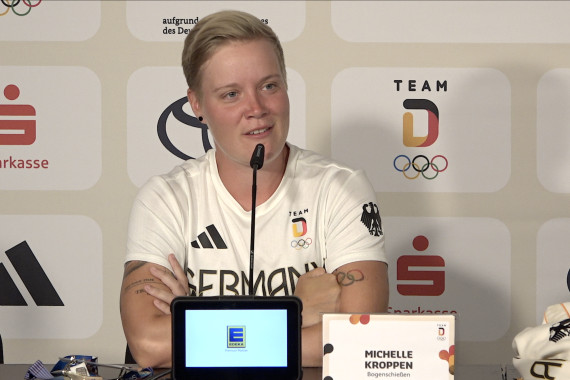 Im Rahmen der Pressekonferenz spricht die Silbermedaillengewinnerin Michelle Kroppen u.a. über die Medaillen-Feier sowie die Aufmerksamkeit, die dem Bogenschießen durch die Olympischen Spiele gewidmet wird.